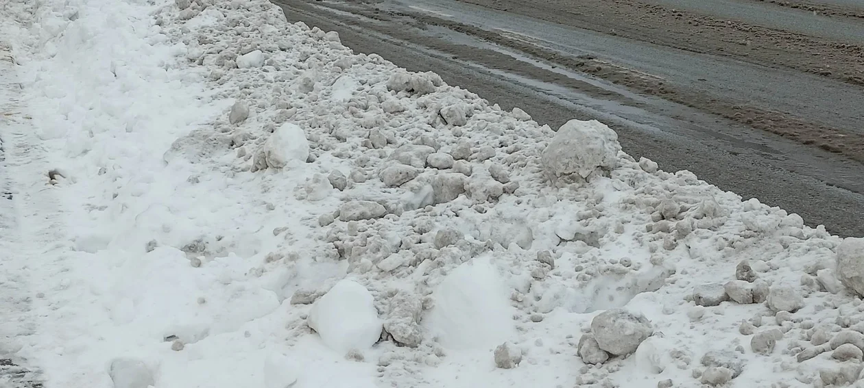 Problemy mieszkańców na przystankach. Ciężko dojść do autobusu przez zaspy ze śniegu