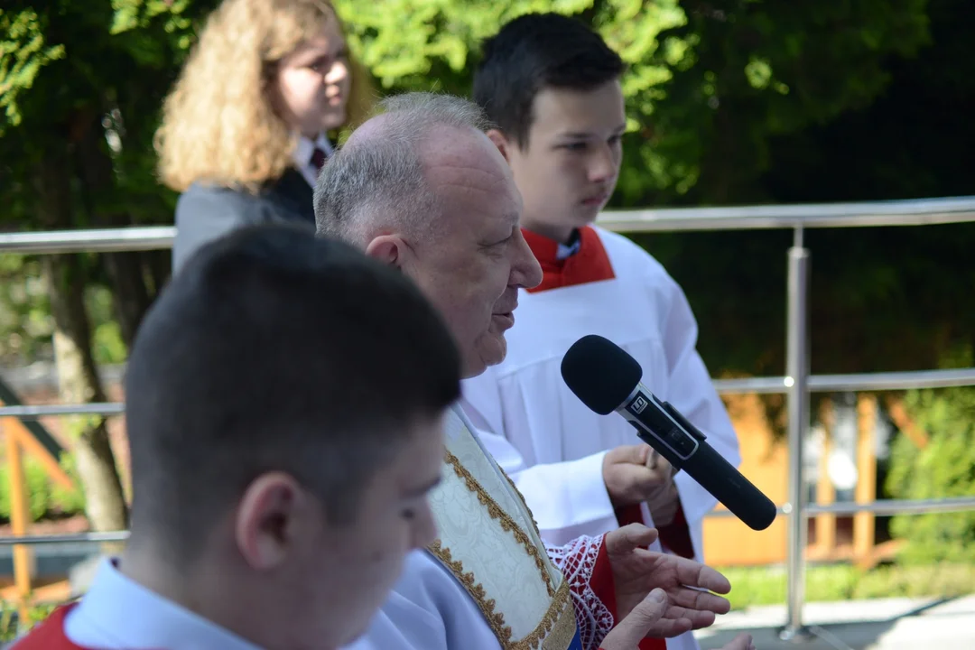 Pierwsza Komunia Święta dzieci ze Szkoły Podstawowej numer 10 w Tarnobrzegu. Parafia Matki Bożej Nieustającej Pomocy