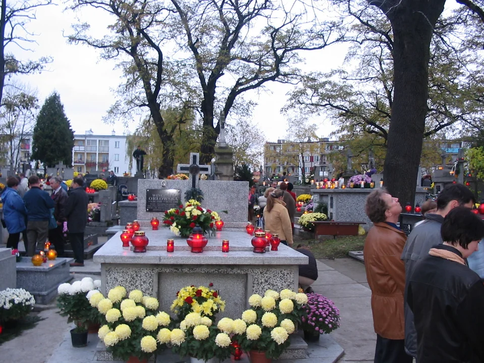 Czas zadumy i wspomnień. Wszystkich Świętych na cmentarzach w powiecie mieleckim [ARCHIWALNE ZDJĘCIA] - Zdjęcie główne