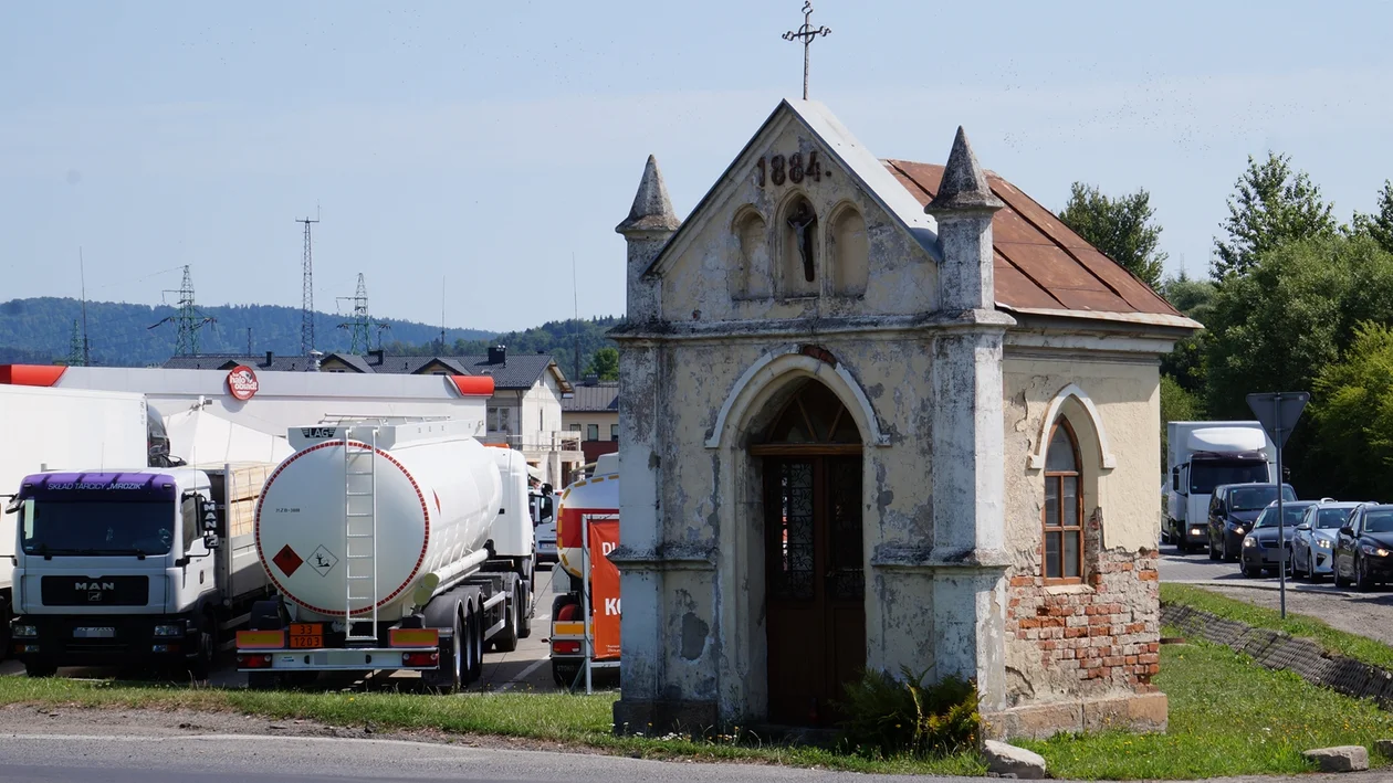 Zabytkowa kapliczka w Lesku będzie przeniesiona o 9 metrów. Prace przy dokumentacji zbliżają się ku końcowi [ZDJĘCIA] - Zdjęcie główne