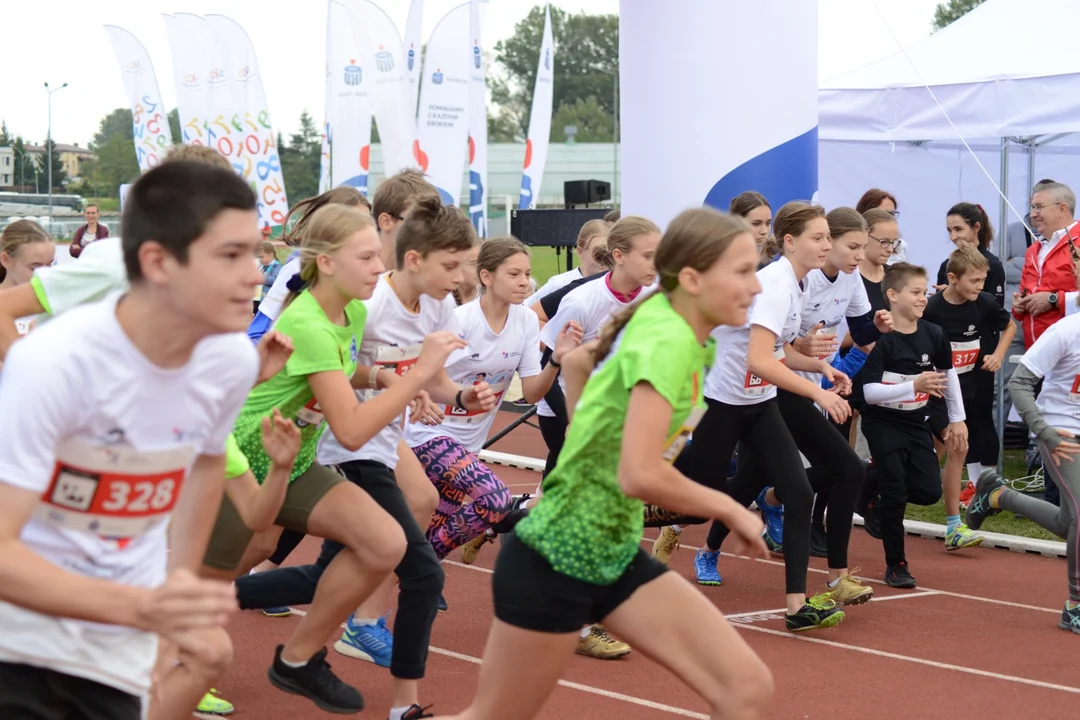 6. PKO Bieg Charytatywny w Stalowej Woli. Zobaczcie fotografie z dekoracji, radości po skończonym biegu, a także zmagań najmłodszych [ZDJĘCIA - CZĘŚĆ 2] - Zdjęcie główne