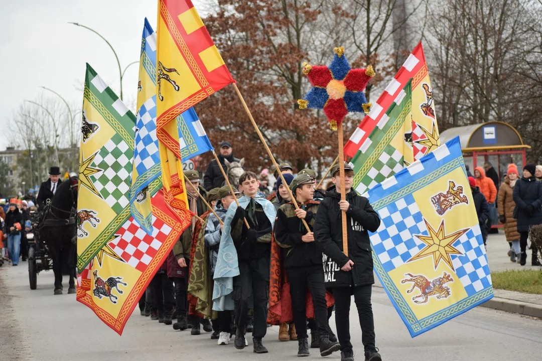 Mielczanie założyli korony i poszli w Orszaku Trzech Króli [ZDJĘCIA CZ.1, VIDEO] - Zdjęcie główne