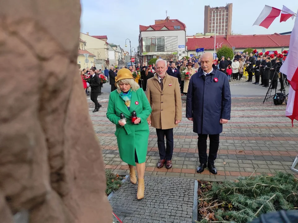 Narodowe Święto Niepodległości w Tarnobrzegu. Uroczystości przy pomniku Marszałka Józefa Piłsudskiego. - 104 lata temu narodziła się nowoczesna Polska - mówi prezydent miasta Dariusz Bożek [ZDJĘCIA - CZĘŚĆ 1]