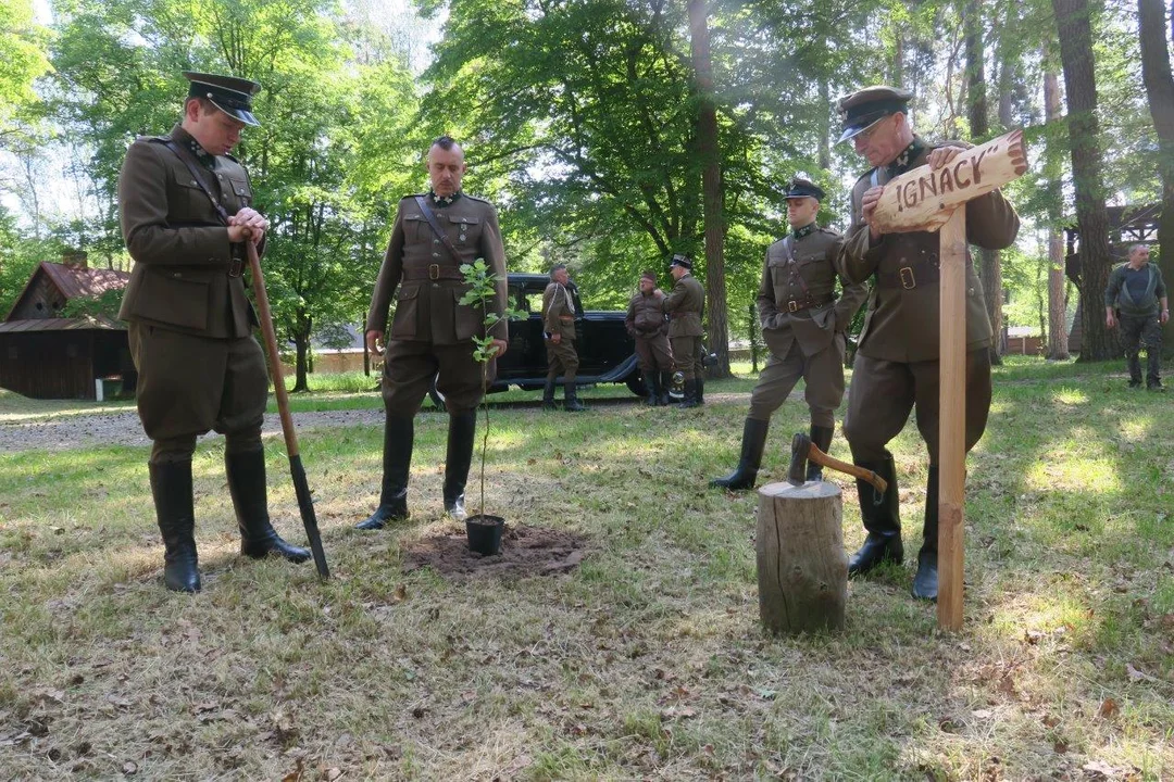 Zdjęcia z planu filmowego przedstawiające aktorów w mundurach z okresu II Rzeczpospolitej