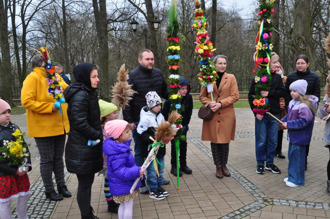 Parafianie w Przecławiu świętowali z pięknymi palmami własnego wykonania