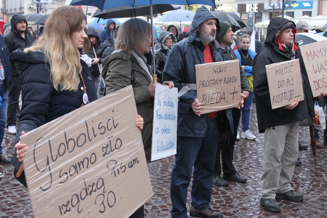 Protest przeciwko inflacji i drożyźnie na Rynku w Rzeszowie - 05.11.2022