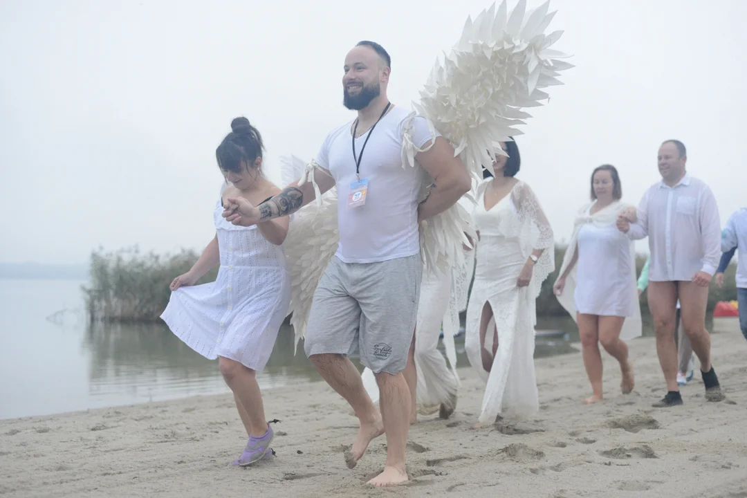 "Jezioro Aniołów" nad Jeziorem Tarnobrzeskim - zatańczyli poloneza na plaży