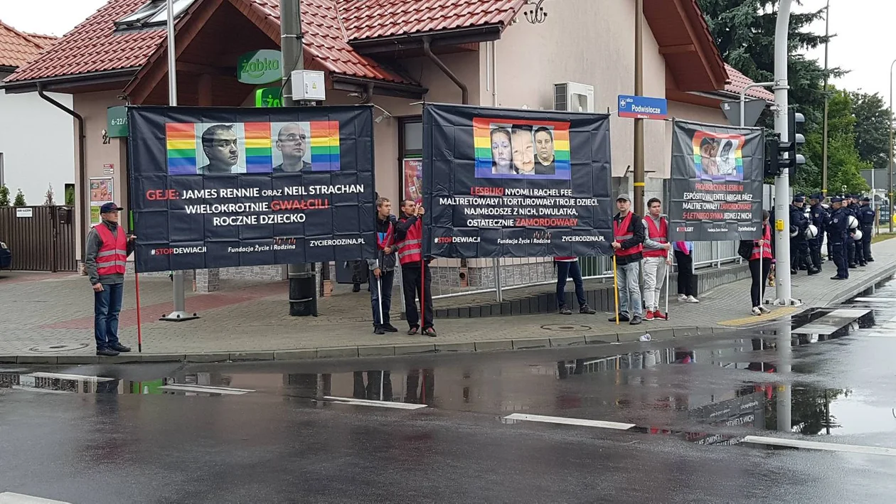 Kontrmanifestanci na marszu równości w Rzeszowie