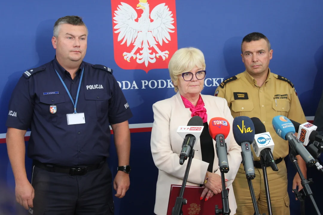 Straż pożarna i policja na Podkarpaciu w gotowości. Konferencja wojewody