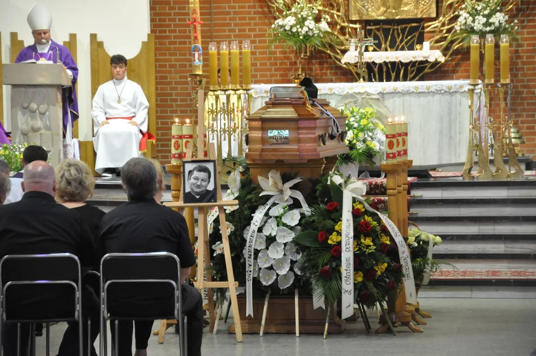 Minęło niemal 5 miesięcy od pogrzebu księdza Wacława Pateraka. Tłumy żegnały go w deszczu [ZDJĘCIA] - Zdjęcie główne