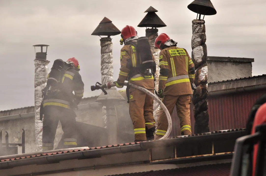 Pożar budynku w Kolbuszowej Dolnej. Ogień pojawił się na stropie wędzarni [AKTUALIZACJA - ZDJĘCIA] - Zdjęcie główne