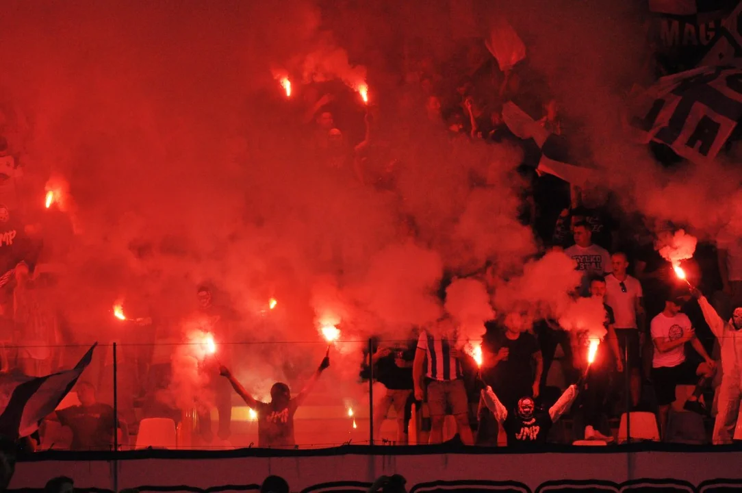 PKO BP Ekstraklasa: Efektowna oprawa i komplet widzów przy Solskiego. Kibice na meczu Stal Mielec - Korona Kielce [ZDJĘCIA, WIDEO] - Zdjęcie główne