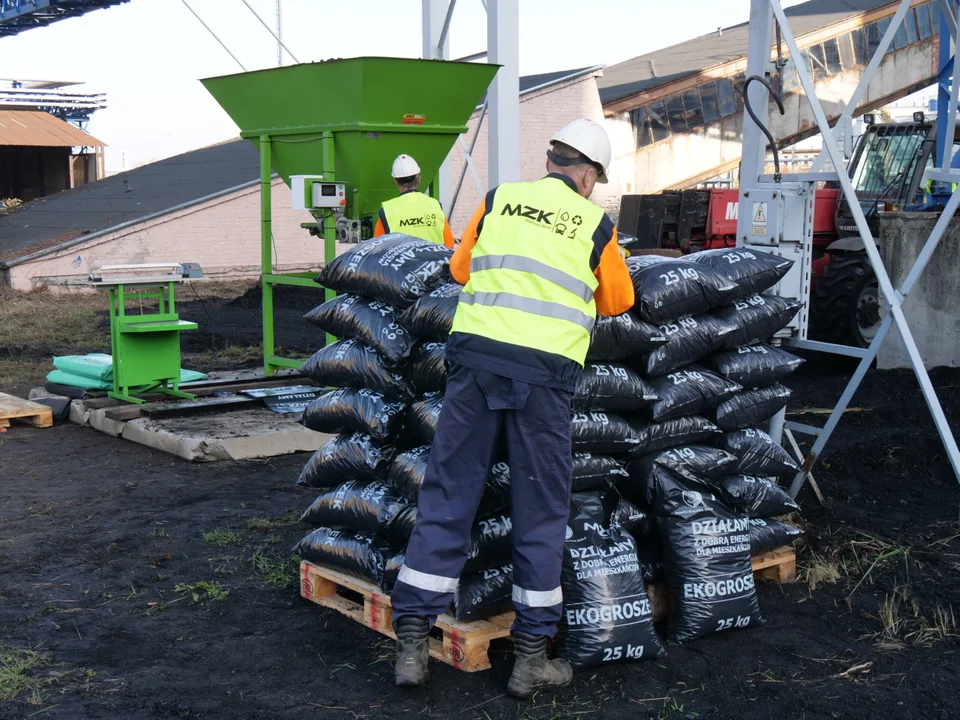 Tani węgiel już na Podkarpaciu. Do Stalowej Woli dotarły pierwsze transporty. Jak będzie odbywała się sprzedaż? [ZDJĘCIA, WIDEO] - Zdjęcie główne