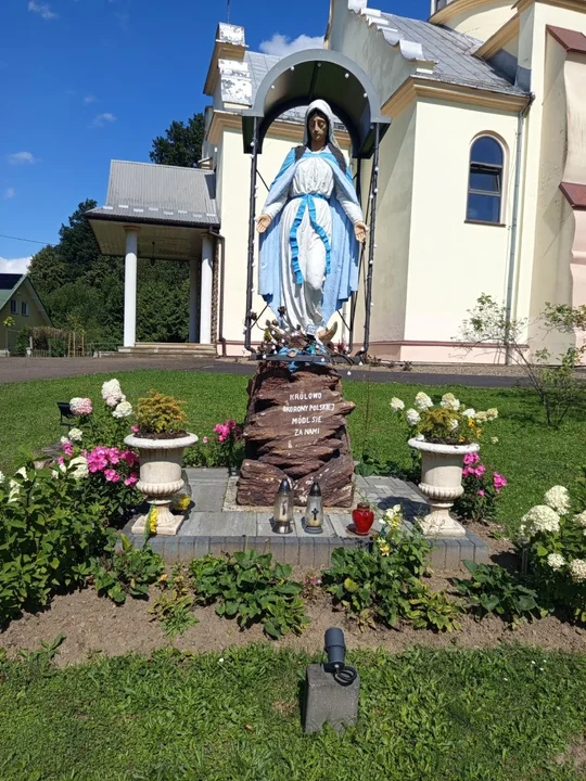 Figura Matki Bożej przed kościołem w Olszanicy