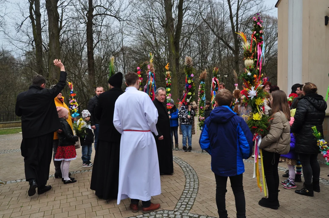 Parafianie w Przecławiu świętowali z pięknymi palmami własnego wykonania