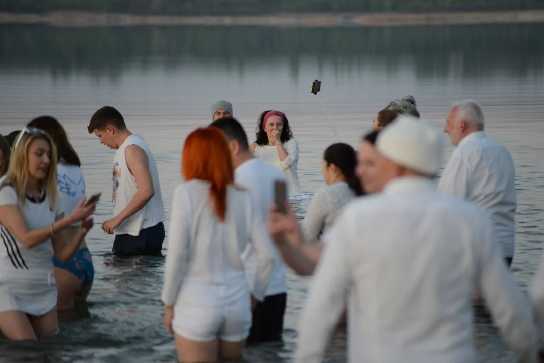"Jezioro Aniołów" w Tarnobrzegu w maju. Zdjęcia z kąpieli w Jeziorze Tarnobrzeskim o wschodzie słońca