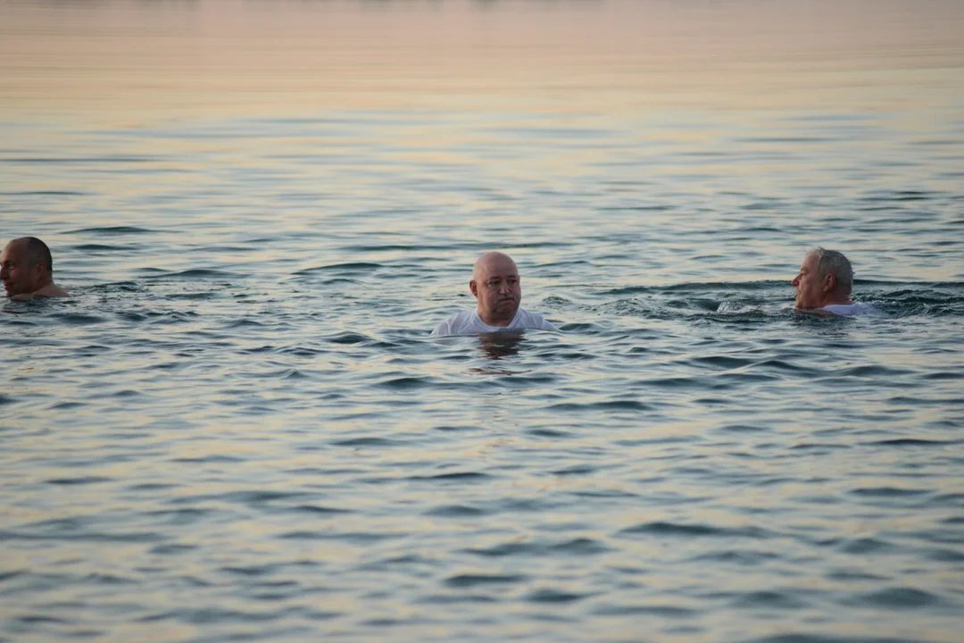 "Jezioro Aniołów" w Tarnobrzegu w maju. Zdjęcia z kąpieli w Jeziorze Tarnobrzeskim o wschodzie słońca