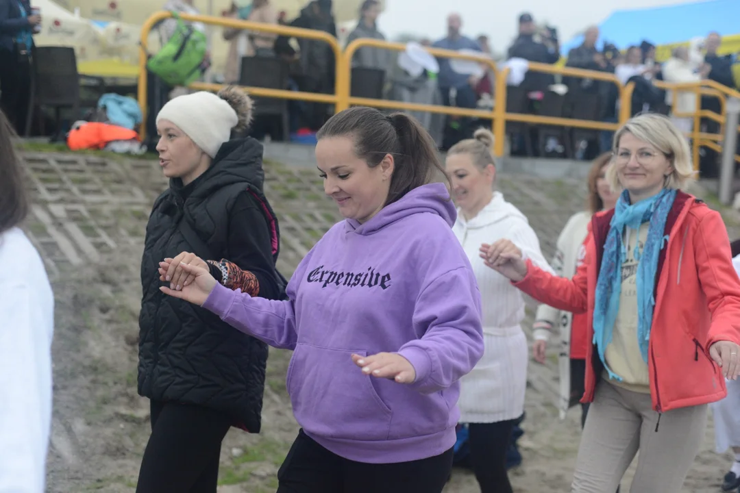 "Jezioro Aniołów" nad Jeziorem Tarnobrzeskim - zatańczyli poloneza na plaży