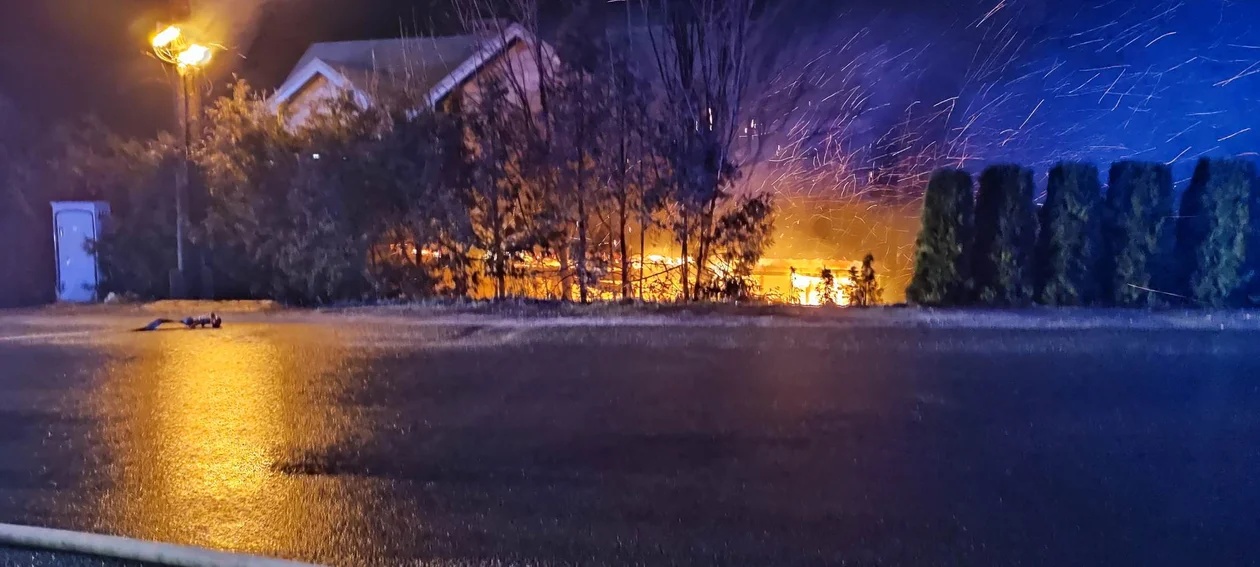 Pożar domu i garażu na jednej z prywatnych posesji w Lesku. Na miejscu pracowało 37 strażaków [ZDJĘCIA,WIDEO] - Zdjęcie główne