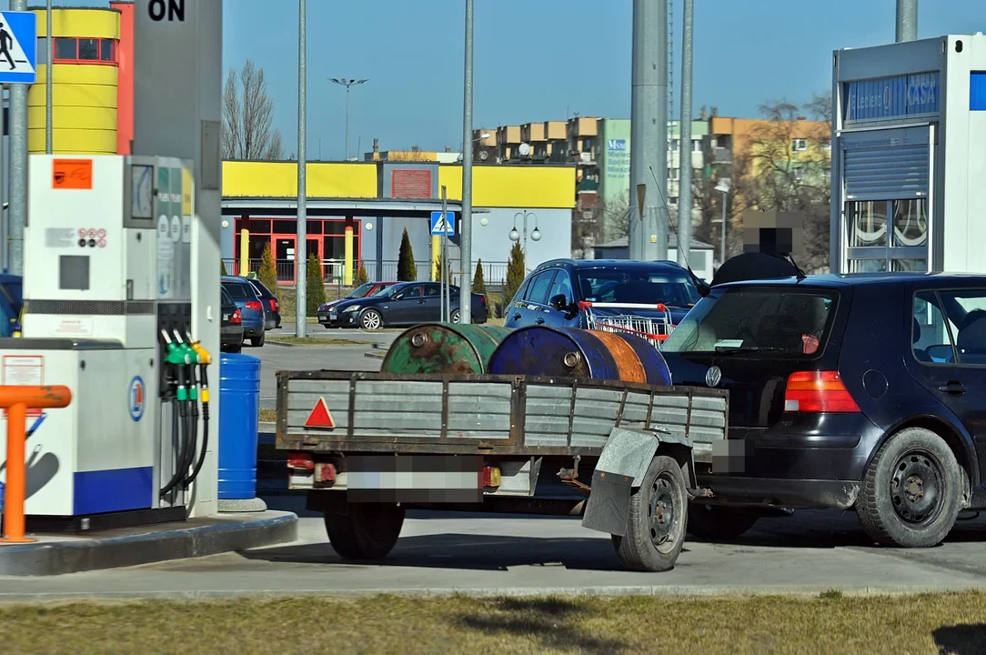 Kolejki na stacjach benzynowych w Mielcu na początku wojny