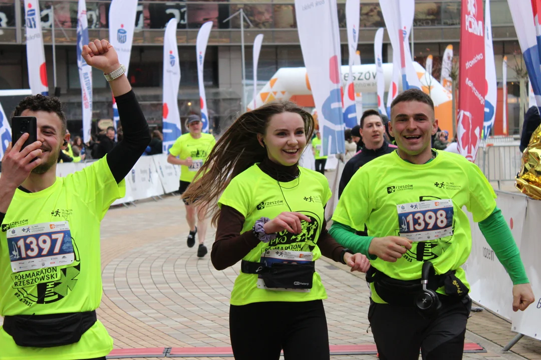 16. PKO Półmaraton Rzeszowski. Szczęśliwi biegacze na trasie oraz na meci