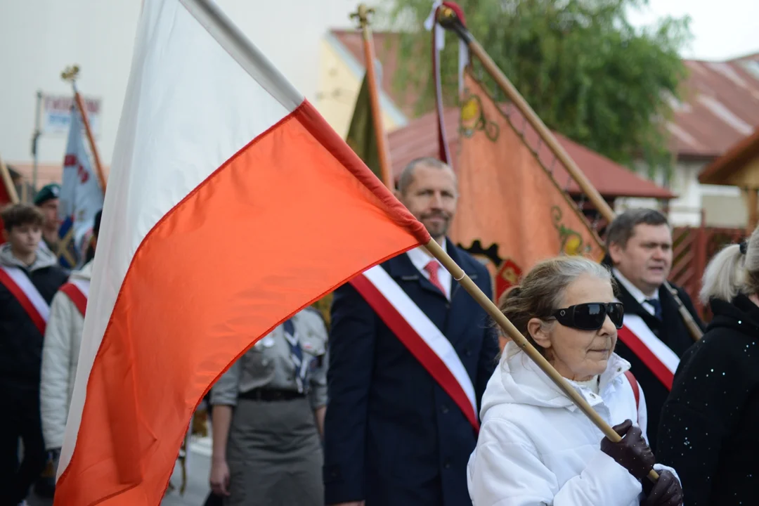 Narodowe Święto Niepodległości w Tarnobrzegu. Uroczystości przy pomniku Marszałka Józefa Piłsudskiego. - 104 lata temu narodziła się nowoczesna Polska - mówi prezydent miasta Dariusz Bożek [ZDJĘCIA - CZĘŚĆ 1]