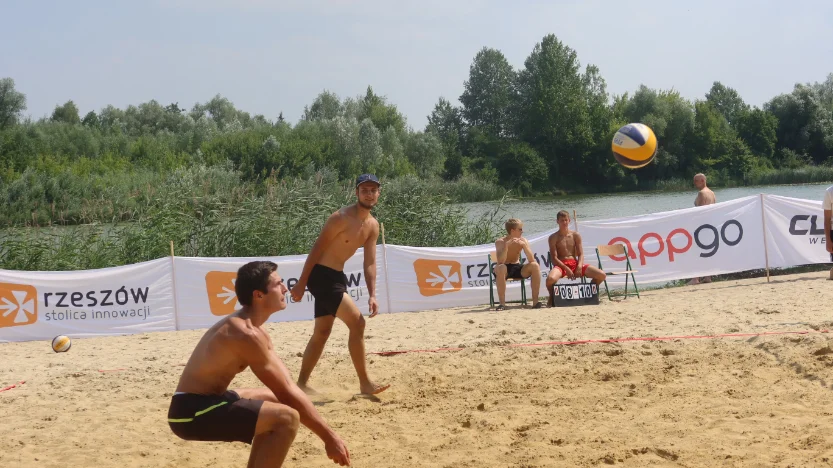 Turniej siatkówki plażowej na rzeszowskiej Żwirowni