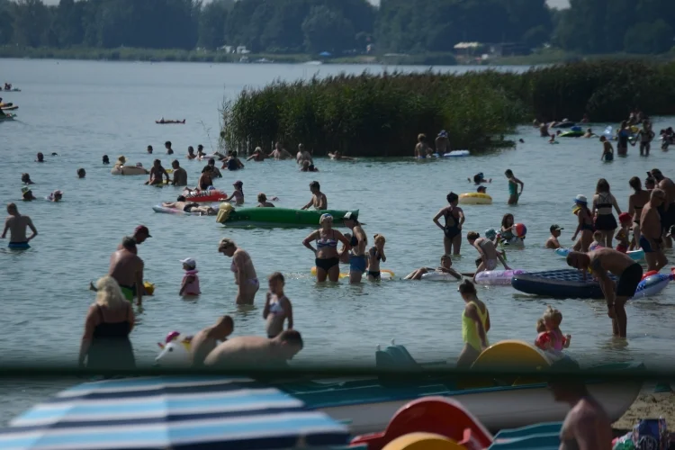 Jezioro Tarnobrzeskie w niedzielne południe