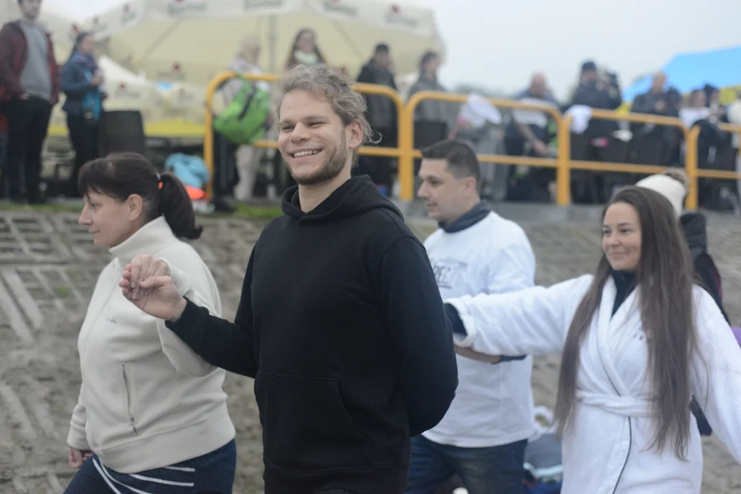 "Jezioro Aniołów" nad Jeziorem Tarnobrzeskim - zatańczyli poloneza na plaży