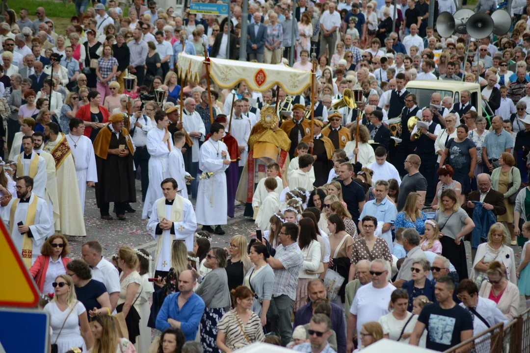 Tłumy wiernych na największej procesji Bożego Ciała w Tarnobrzegu. Płatki kwiatów, modlitwa i przejście z Klasztoru Ojców Dominikanów do Parafii Matki Bożej Nieustającej Pomocy [ZDJĘCIA] - Zdjęcie główne