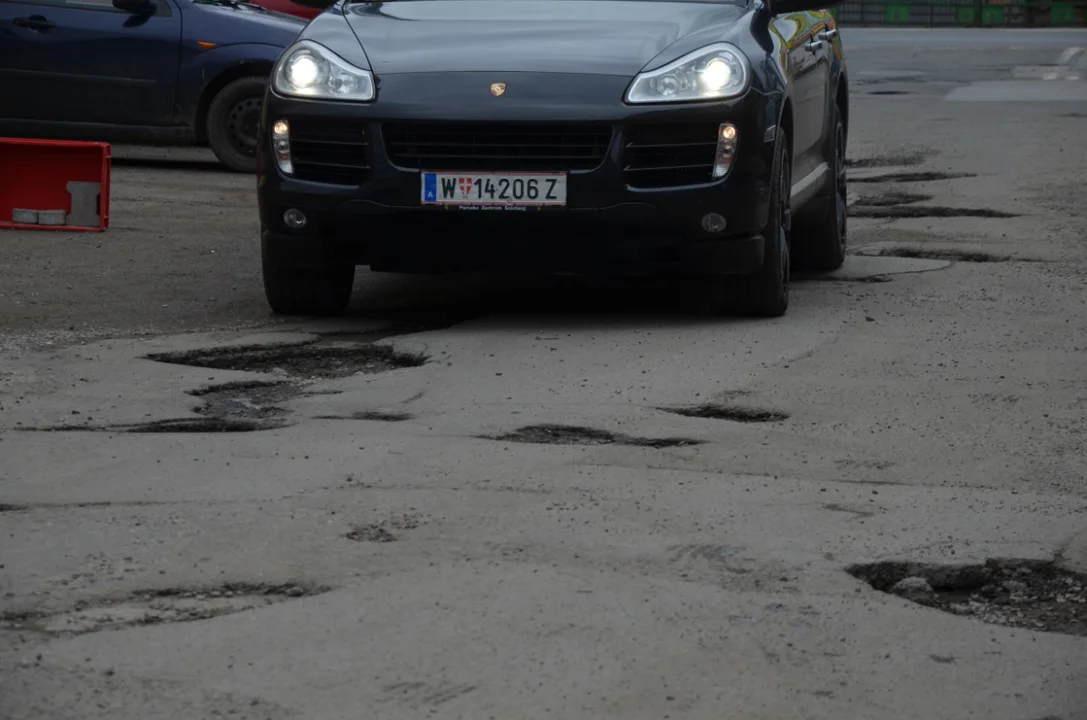 Dziury na ul. Lipińskiego w Sanoku