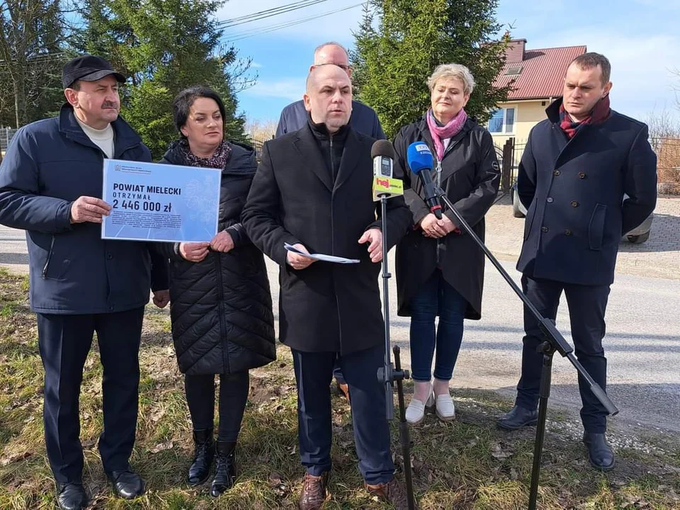 Konferencja prasowa, przyznanie dotacji na remont osuwiska w Podolu