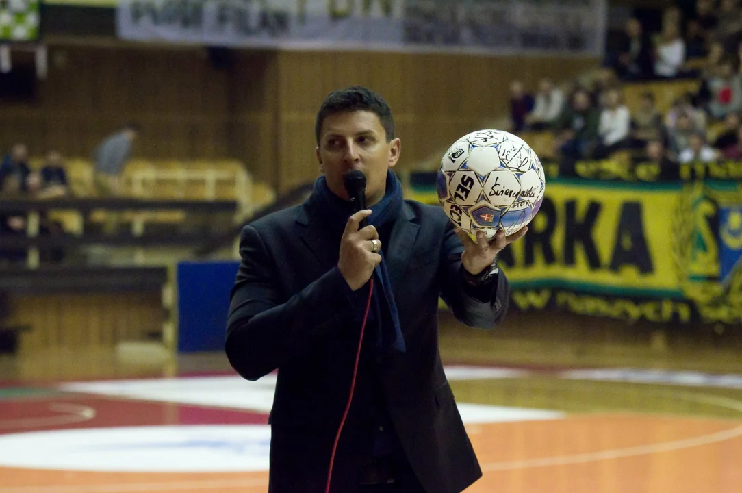 "Siarkowcy Dzieciakom 2013" - licytacje, kibice na trybunach, a na parkiecie - Mateusz Borek, Jacek Bąk, Mariusz Kukiełka, Cezary Kucharski, Tomasz Kłos i wielu innych