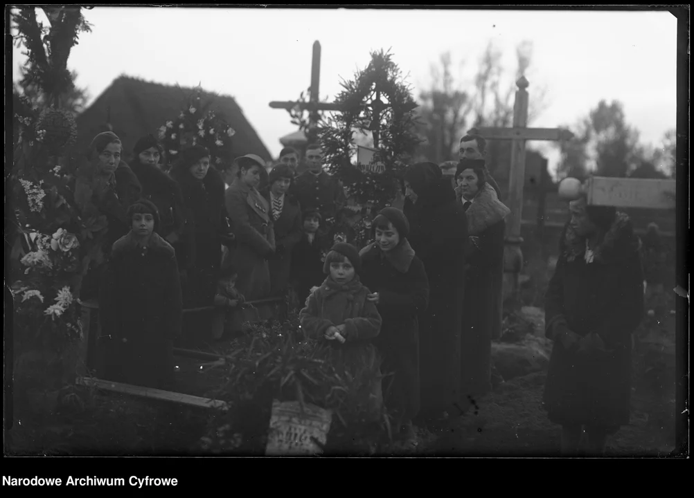 Dzień Wszystkich Świętych na archiwalnych fotografiach