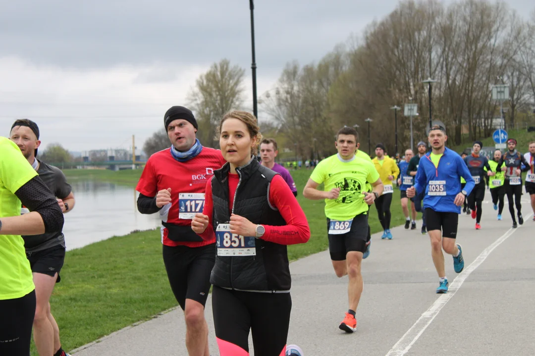 16. PKO Półmaraton Rzeszowski. Szczęśliwi biegacze na trasie oraz na meci