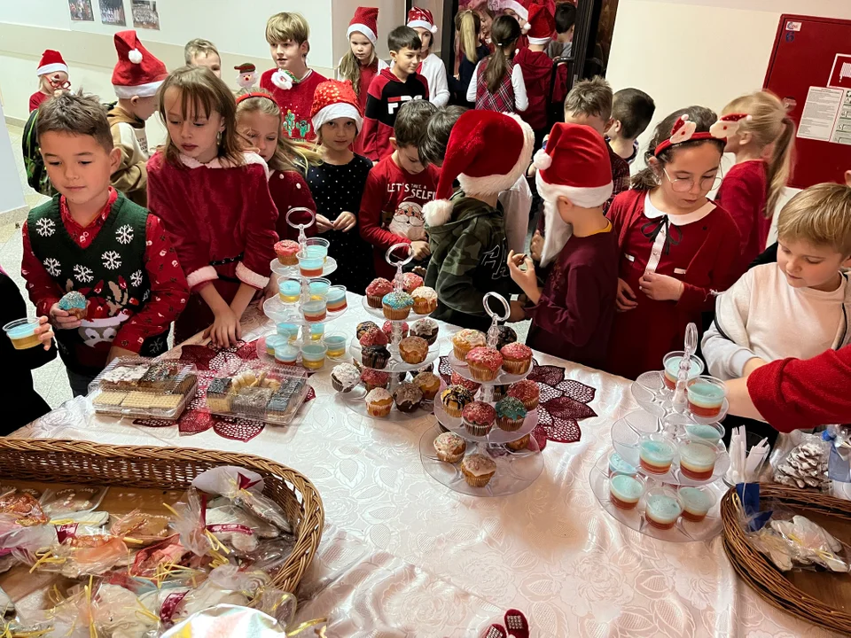 Święty Mikołaj spotkał się z dziećmi w Majdanie Królewskim na świątecznym kiermaszu. Ogromna radość najmłodszych [ZDJĘCIA] - Zdjęcie główne