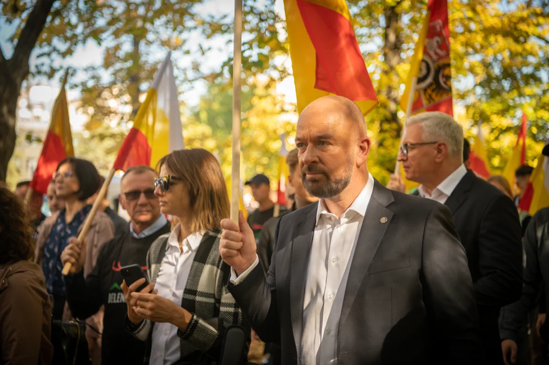 Konrad Fijołek na proteście samorządowców w Warszawie