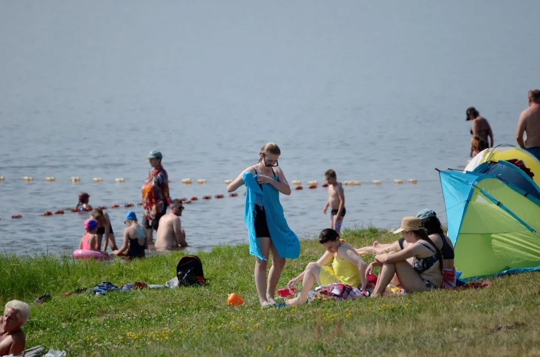 Tłumy nad zalewem w Wilczej Woli