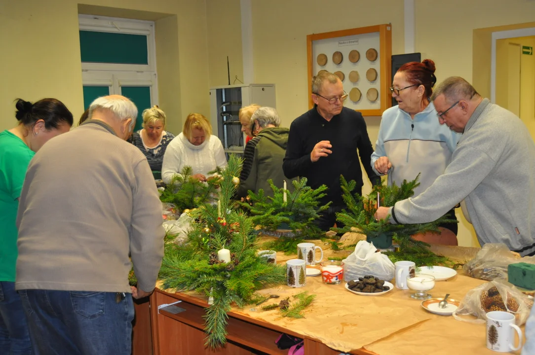 Klub Seniora ,, Natura" pod okiem pani Elizy tworzy własne arcydzieła