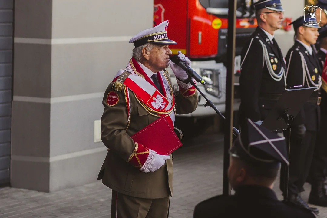 Uroczystość poświęcenia i przekazania nowego lekkiego samochodu ratowniczo-gaśniczego Peugeot Boxer.