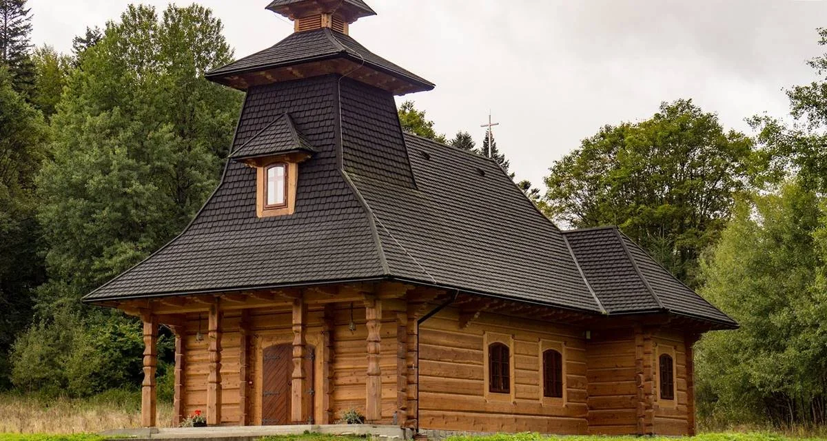 To najmłodszy drewniany kościół katolicki w Bieszczadach. Swoim wystrojem nawiązuje do tradycji łowieckich i leśnych [ZDJĘCIA] - Zdjęcie główne