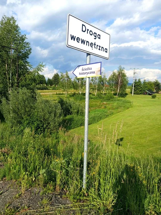 Drogowskaz „Ścieżka historyczna”