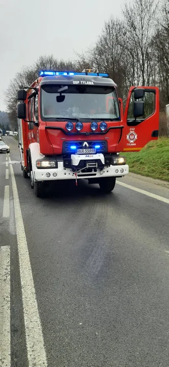 Groźny wypadek w Lipowicy. Dwie osoby ranne w zderzeniu dwóch ciężarówek [ZDJĘCIA]