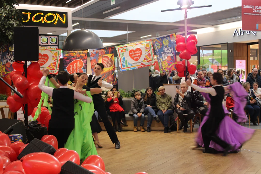 Występ tancerzy Centrum Tańca Gala podczas grania WOŚP