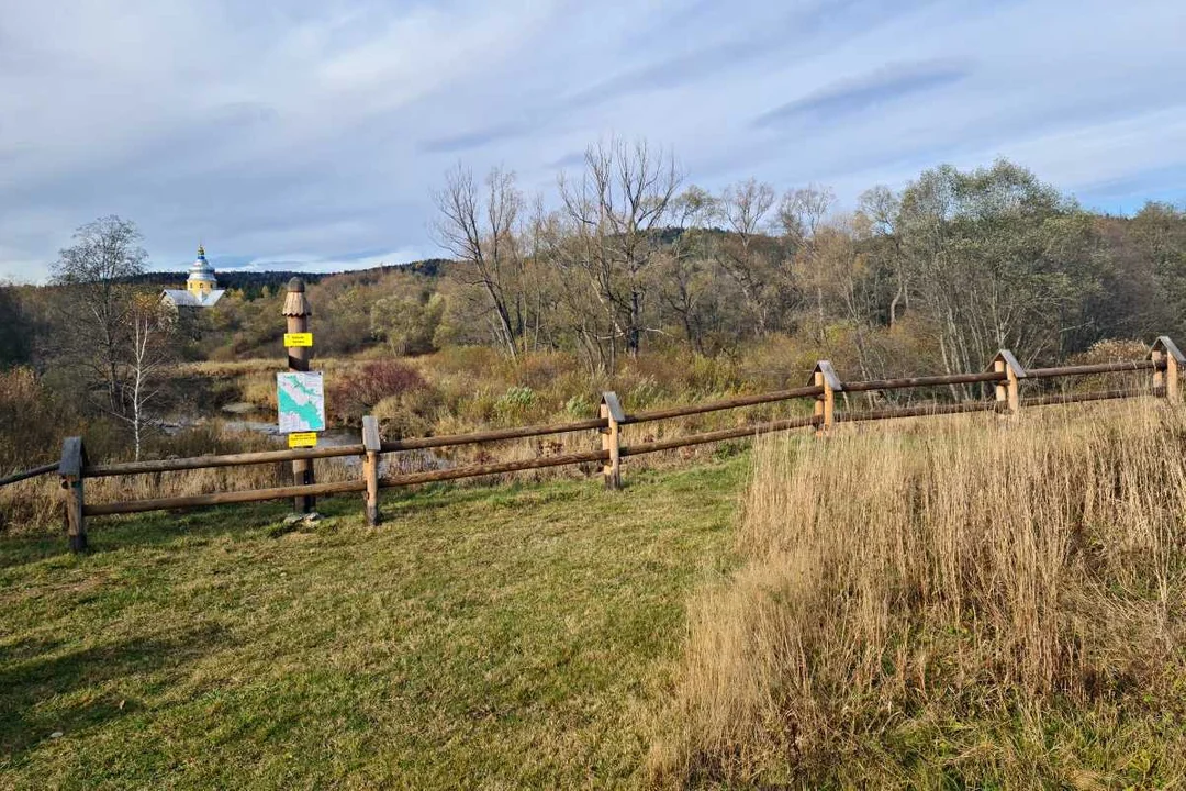 Widok na cerkiew w Sokolikach