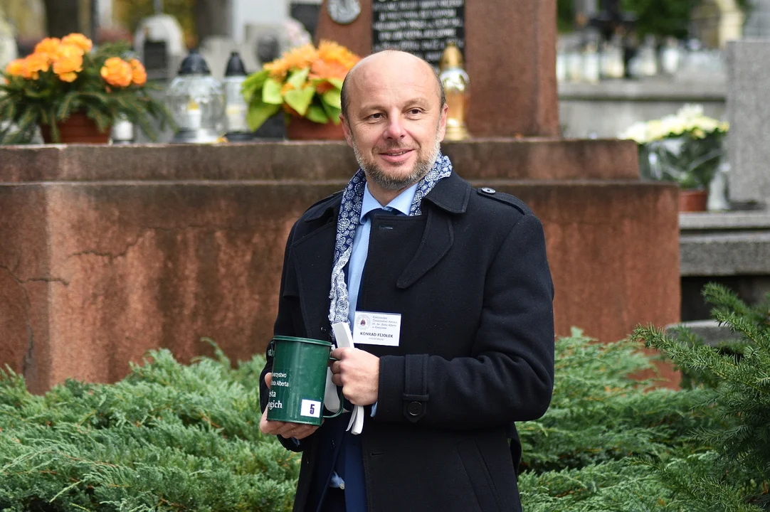 Prezydent Rzeszowa Konrad Fijołek kwestował na cmentarzu na rzecz ubogich i bezdomnych