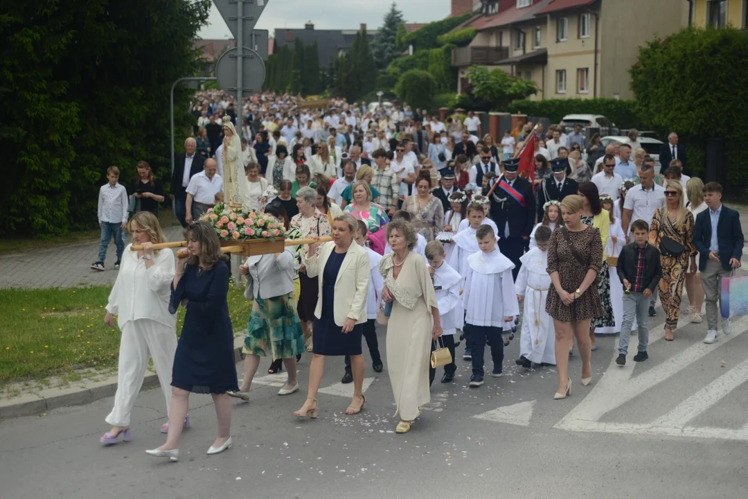 Procesja Bożego Ciała Parafii Miłosierdzia Bożego na osiedlu Dzików w Tarnobrzegu. Było mnóstwo osób [ZDJĘCIA] - Zdjęcie główne