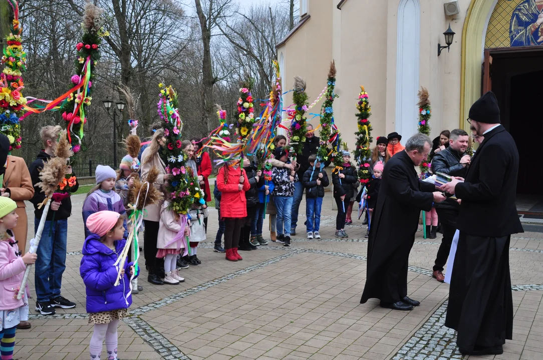 Parafianie w Przecławiu świętowali z pięknymi palmami własnego wykonania