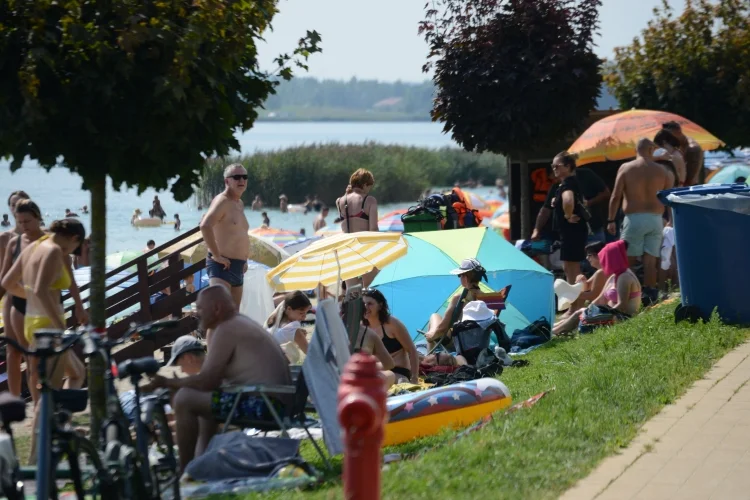 Jezioro Tarnobrzeskie w niedzielne południe