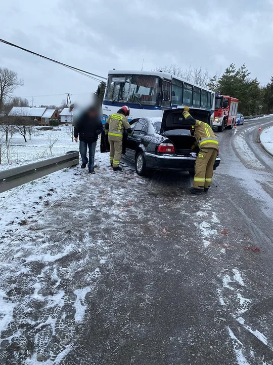 Trudne warunki na podkarpackich drogach. Kilka poważnych wypadków